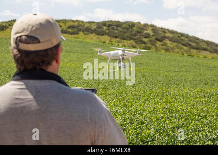 Drone UAV pilote aux commandes et la collecte de données sur les terres agricoles du pays. Banque D'Images