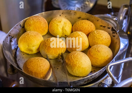 Pain au fromage rustique dans la casserole. Banque D'Images