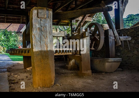 L'intérieur d'un vieux moulin en bois en bois de grandes vitesses. Banque D'Images