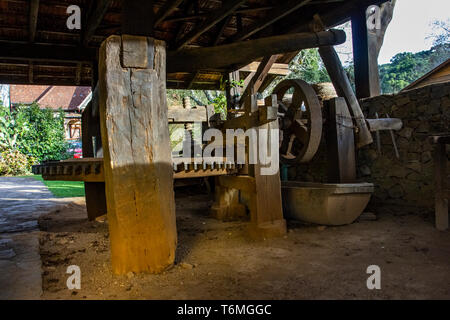 L'intérieur d'un vieux moulin en bois en bois de grandes vitesses. Banque D'Images