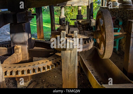 L'intérieur d'un vieux moulin en bois en bois de grandes vitesses. Banque D'Images