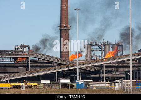 L'usine avec de l'acier et le brûlage de gaz de cheminée Banque D'Images