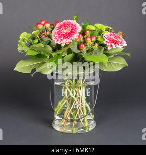 Bouquet de fleurs dans vase en verre Banque D'Images