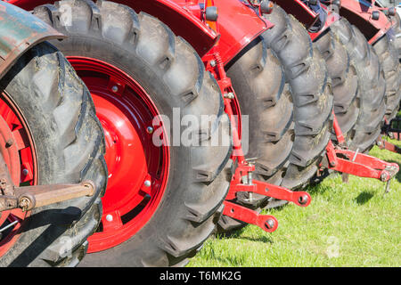 Vue arrière rangée de roues du tracteur Banque D'Images