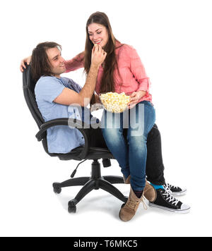 L'homme et la femme assis ensemble dans un fauteuil eating pop corn Banque D'Images