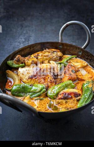 Kaeng traditionnel Thaï coco massaman curry de poulet au piment jalapeno Banque D'Images