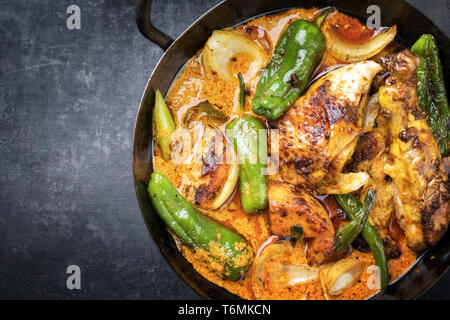 Kaeng traditionnel Thaï coco massaman curry de poulet au piment jalapeno Banque D'Images