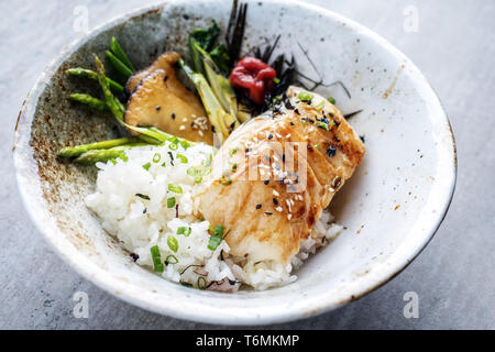 Japonais moderne Morue frite aux asperges vertes filet de poisson et riz en tant que vue de dessus dans un bol Banque D'Images