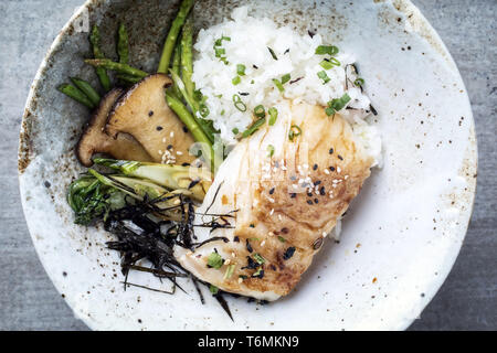 Japonais moderne Morue frite aux asperges vertes filet de poisson et riz en tant que vue de dessus dans un bol Banque D'Images