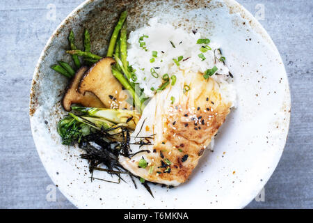 Japonais moderne Morue frite aux asperges vertes filet de poisson et riz en tant que vue de dessus dans un bol Banque D'Images