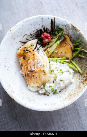 Japonais moderne Morue frite aux asperges vertes filet de poisson et riz en tant que vue de dessus dans un bol Banque D'Images