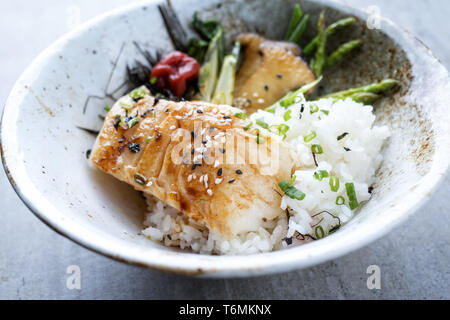 Japonais moderne Morue frite aux asperges vertes filet de poisson et riz en tant que vue de dessus dans un bol Banque D'Images