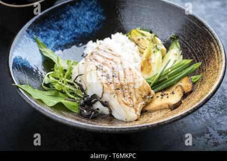 Morue frite japonaise moderne avec des filets de poisson et de riz comme bok choi Vue de dessus dans un bol Banque D'Images