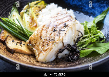 Morue frite japonaise moderne avec des filets de poisson et de riz comme bok choi Vue de dessus dans un bol Banque D'Images