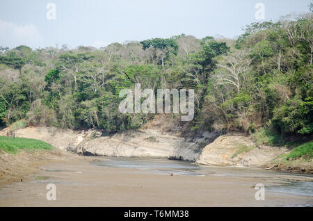Paysage de la rivière Chagres durant la saison sèche 2019. Une grave sécheresse touche la rivière. Banque D'Images