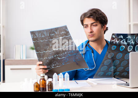 Homme médecin radiologue avec x-ray peut de droit Banque D'Images