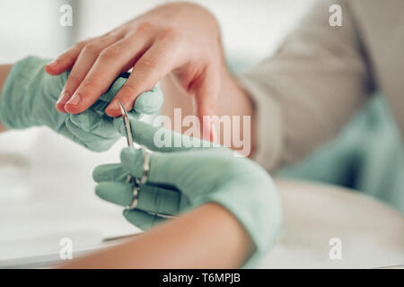 Ongle qualifiées précise maître en caoutchouc de protection de la peau Gants extra coupe Banque D'Images