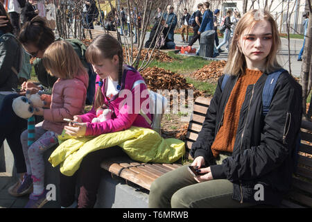 Moscou, Russie - Mai 1, 2019 : jeune fille blonde assise sur un banc Banque D'Images