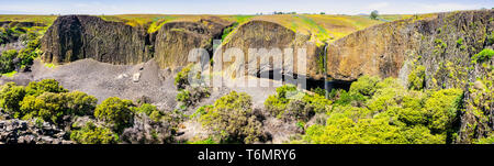 Cascade de fantôme de tomber sur des murs de basalte verticales, au nord de la réserve écologique de la Montagne de la table, d'Oroville, Californie Banque D'Images