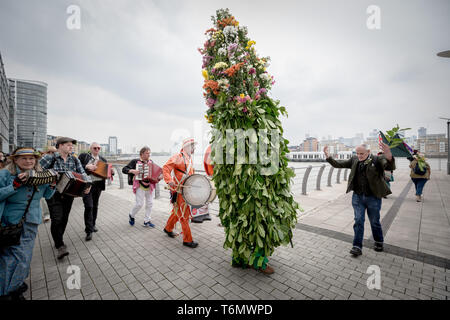 La troupe Fowlers Jack in the Green procession le jour de mai à Deptford Greenwich, London, UK Banque D'Images