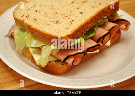 Sandwich au jambon en bonne santé avec le pain de seigle Banque D'Images