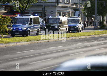 Berlin, Allemagne. 01 mai, 2019. Des milliers de personnes ont défilé à Berlin-Friedrichshain mercredi soir à l 'Révolutionnaire' de démonstration du premier mai. Les manifestants ont également traversé la rue de Riga, qui est un centre de la scène de gauche. Les manifestants n'a pas passé un chantier dans la rue. La police avait déjà scellé le site dans l'après-midi et arrosé des centaines de palettes en bois, apparemment, de sorte qu'ils ne peuvent pas être allumés. Les voitures de police sont également sur la Frankfurter Allee. Credit : Simone Kuhlmey/Pacific Press/Alamy Live News Banque D'Images