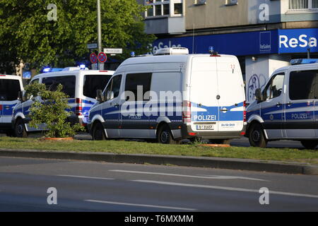 Berlin, Allemagne. 01 mai, 2019. Des milliers de personnes ont défilé à Berlin-Friedrichshain mercredi soir à l 'Révolutionnaire' de démonstration du premier mai. Les manifestants ont également traversé la rue de Riga, qui est un centre de la scène de gauche. Les manifestants n'a pas passé un chantier dans la rue. La police avait déjà scellé le site dans l'après-midi et arrosé des centaines de palettes en bois, apparemment, de sorte qu'ils ne peuvent pas être allumés. Les voitures de police sont également sur la Frankfurter Allee. Credit : Simone Kuhlmey/Pacific Press/Alamy Live News Banque D'Images