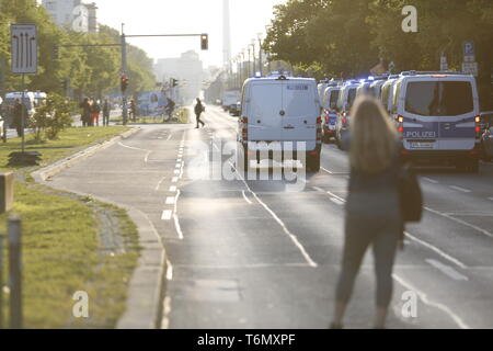 Berlin, Allemagne. 01 mai, 2019. Des milliers de personnes ont défilé à Berlin-Friedrichshain mercredi soir à l 'Révolutionnaire' de démonstration du premier mai. Les manifestants ont également traversé la rue de Riga, qui est un centre de la scène de gauche. Les manifestants n'a pas passé un chantier dans la rue. La police avait déjà scellé le site dans l'après-midi et arrosé des centaines de palettes en bois, apparemment, de sorte qu'ils ne peuvent pas être allumés. Les voitures de police sont également sur la Frankfurter Allee. Credit : Simone Kuhlmey/Pacific Press/Alamy Live News Banque D'Images