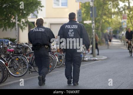 Berlin, Allemagne. 01 mai, 2019. Des milliers de personnes ont défilé à Berlin-Friedrichshain mercredi soir à l 'Révolutionnaire' de démonstration du premier mai. Les manifestants ont également traversé la rue de Riga, qui est un centre de la scène de gauche. Les manifestants n'a pas passé un chantier dans la rue. La police avait déjà scellé le site dans l'après-midi et arrosé des centaines de palettes en bois, apparemment, de sorte qu'ils ne peuvent pas être allumés. Les voitures de police sont également sur la Frankfurter Allee. Credit : Simone Kuhlmey/Pacific Press/Alamy Live News Banque D'Images