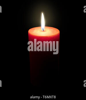 Bougie brûlante isolated on black Banque D'Images