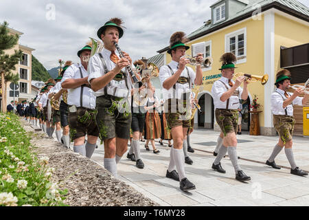 Festival avec défilé de fanfares et des personnes en costumes traditionnels Banque D'Images