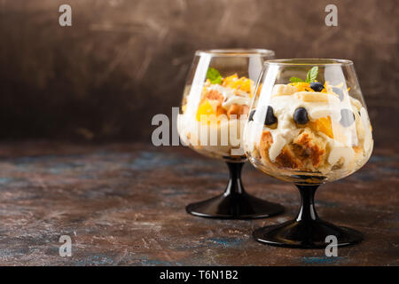 Dessert bagatelle en couches en bonne santé Banque D'Images