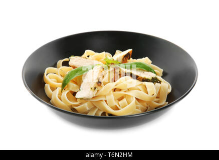 Assiette de délicieux plats de pâtes avec filet de poulet sur fond blanc Banque D'Images
