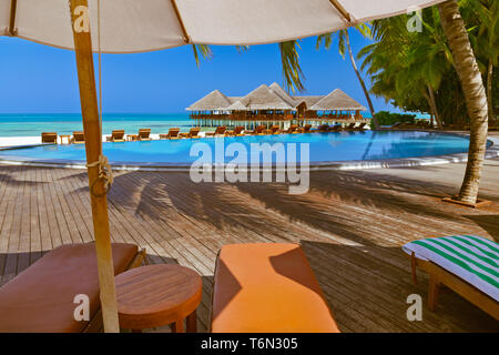 Piscine et café sur la plage aux Maldives Banque D'Images