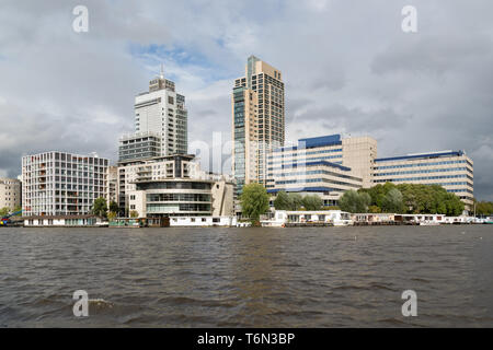 Les immeubles de bureaux d'Amsterdam le long de la rivière Amstel dans les Pays-Bas Banque D'Images