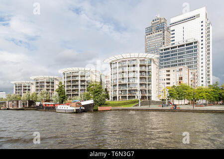 Les immeubles de bureaux d'Amsterdam le long de la rivière Amstel dans les Pays-Bas Banque D'Images