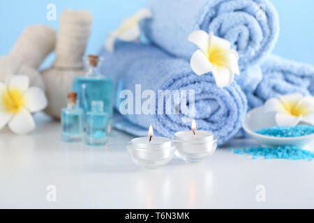 Burning candles and set for spa procedures on table Banque D'Images