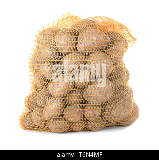 Les pommes de terre dans un sac sur un fond blanc Banque D'Images