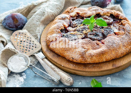 Tarte aux prunes maison avec une feuille de menthe. Banque D'Images