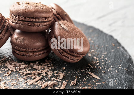 Plaque en ardoise avec de délicieux macarons au chocolat, gros plan Banque D'Images