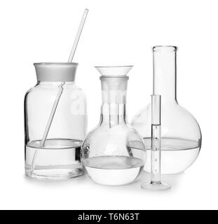 Verrerie de laboratoire différentes sur fond blanc Banque D'Images