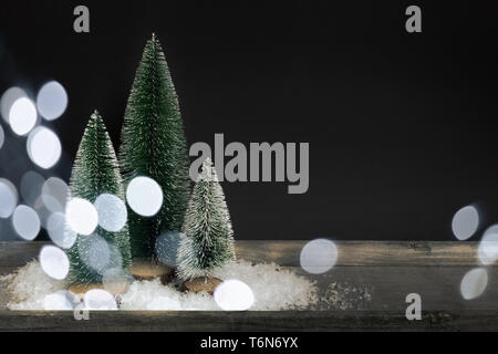 Décoration de Noël avec trois arbres et de l'espace pour votre message Banque D'Images