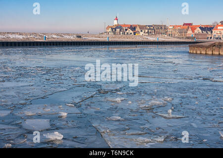 Village de pêcheurs néerlandais Urk en hiver avec le port gelé Banque D'Images