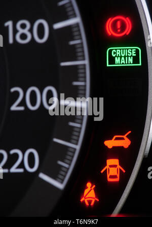 Voiture rouge d'avertissement apposés sur planche de bord vue rapprochée Banque D'Images