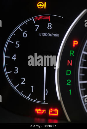 Panneau d'avertissement de couleur dans le tableau de bord de voiture vue en gros Banque D'Images