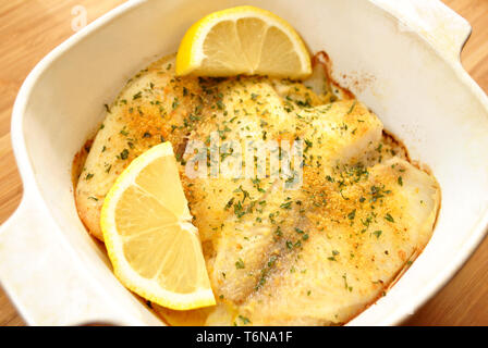 Casserole de poisson blanc farci au citron Banque D'Images