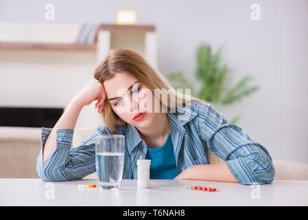 La femme prendre des pilules pour calmer la douleur Banque D'Images