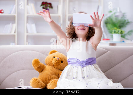 La petite fille avec des lunettes de réalité virtuelle vr Banque D'Images