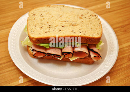 Sandwich au jambon en bonne santé avec le pain de seigle Banque D'Images