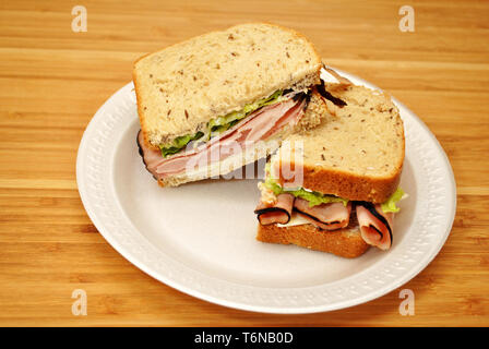 Sandwich au jambon en bonne santé avec le pain coupé en deux Banque D'Images